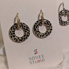 Sovee Studio Goldene oder silberne Creolen mit runden Anhängern aus Acrylglas im detaillierten Leopard-Muster (Animal Print) Zebra