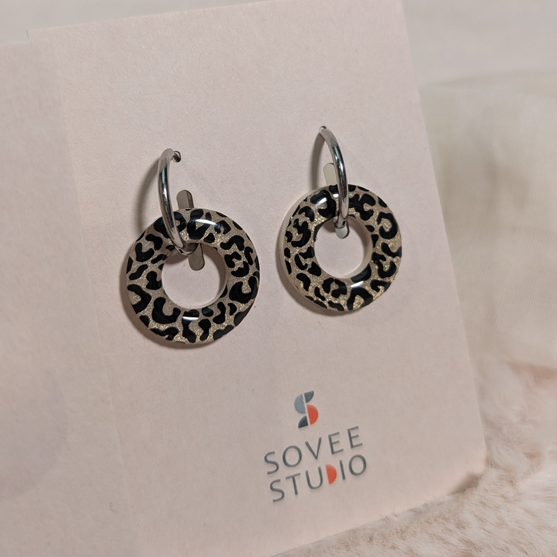 Sovee Studio Goldene oder silberne Creolen mit runden Anhängern aus Acrylglas im detaillierten Leopard-Muster (Animal Print) Zebra