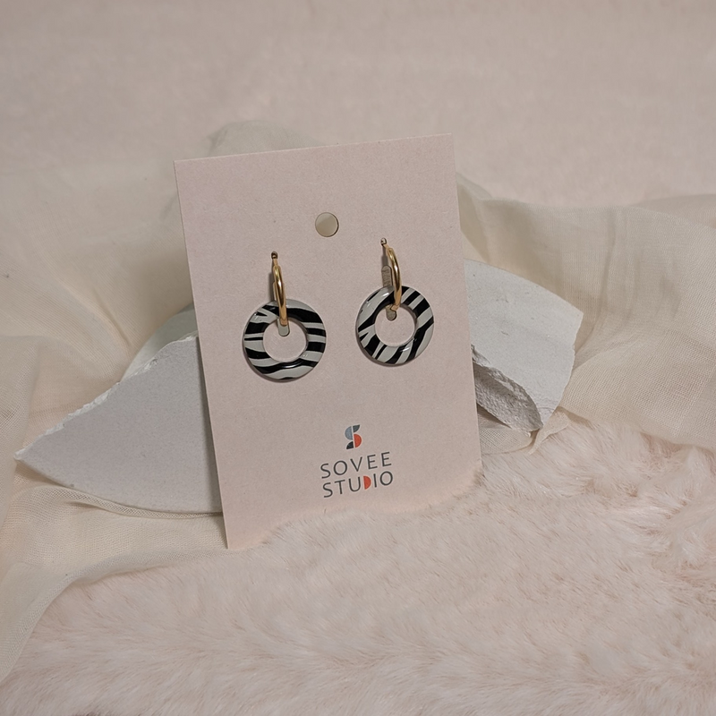 Sovee Studio Goldene oder silberne Creolen mit runden Anhängern aus Acrylglas im detaillierten Leopard-Muster (Animal Print) Zebra