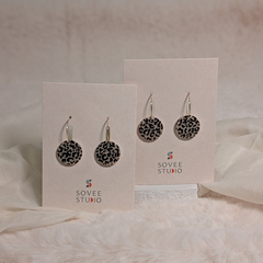 Sovee Studio Creolen mit 20 mm Durchmesser: Goldene Ohrringe mit runden Anhängern aus Acrylglas im detaillierten Leopard-Muster (Animal Print)