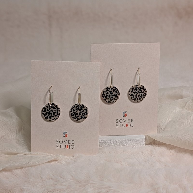 Sovee Studio Creolen mit 20 mm Durchmesser: Goldene Ohrringe mit runden Anhängern aus Acrylglas im detaillierten Leopard-Muster (Animal Print)