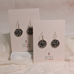 Sovee Studio Creolen mit 20 mm Durchmesser: Goldene Ohrringe mit runden Anhängern aus Acrylglas im detaillierten Leopard-Muster (Animal Print)