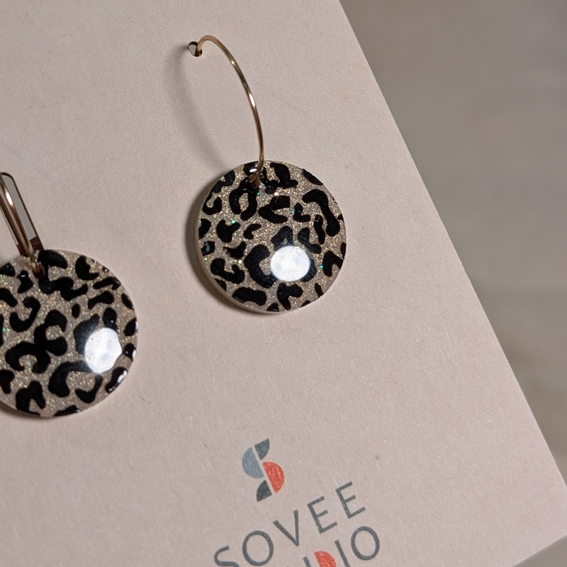 Sovee Studio Creolen mit 20 mm Durchmesser: Goldene Ohrringe mit runden Anhängern aus Acrylglas im detaillierten Leopard-Muster (Animal Print)