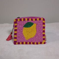 Handgefertigtes Perlen-Täschchen mit Zitronen-Motiv – aufwendig mit Glasperlen bestickte kleine Tasche mit Quasten-Anhänger, exklusives Accessoire von SOVEE STUDIO.