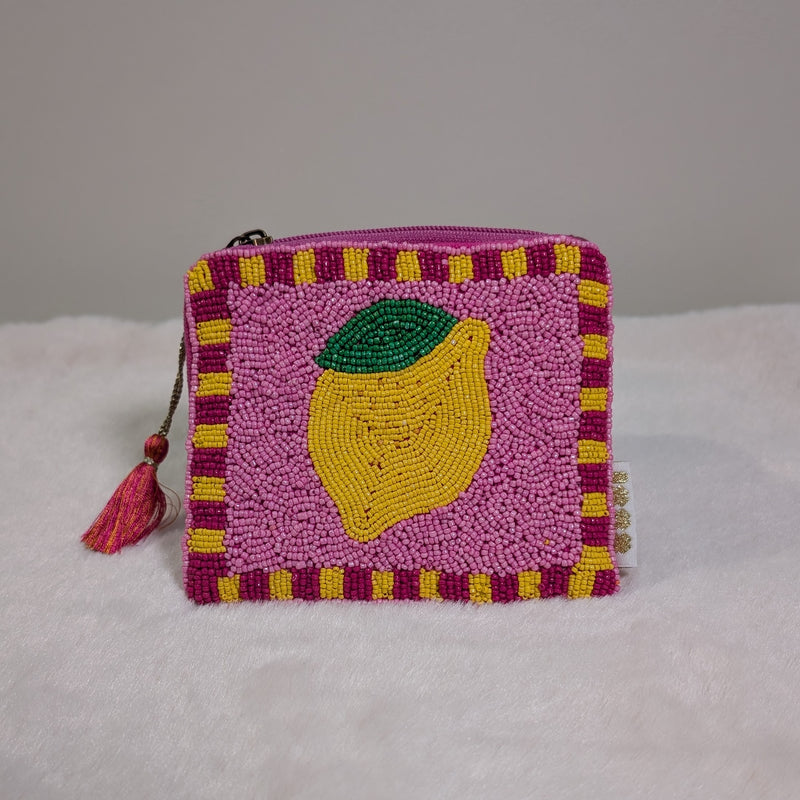 Handgefertigtes Perlen-Täschchen mit Zitronen-Motiv – aufwendig mit Glasperlen bestickte kleine Tasche mit Quasten-Anhänger, exklusives Accessoire von SOVEE STUDIO.