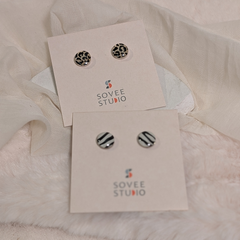 Moderne Sovee Studio Ohrringe aus Acryl mit Zebra-Streifen-Design, 12 mm Durchmesser, schwarz-weiß gestreift oder Leopard-Muster (Animal Print) in Beige und Schwarz