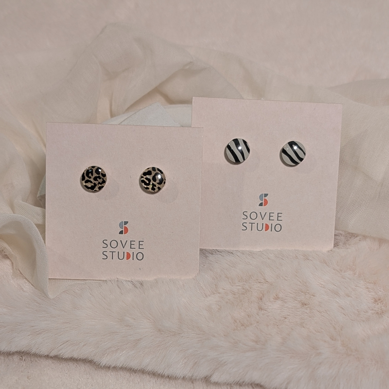 Moderne Sovee Studio Ohrringe aus Acryl mit Zebra-Streifen-Design, 12 mm Durchmesser, schwarz-weiß gestreift oder Leopard-Muster (Animal Print) in Beige und Schwarz