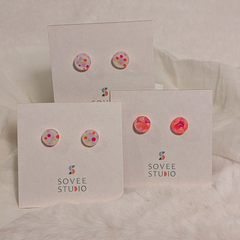 Minimalistische Sovee Studio Ohrringe aus Acryl mit bunten Neon-Konfetti-Punkten, oder Swirl Farbverlauf, 12 mm Durchmesser.