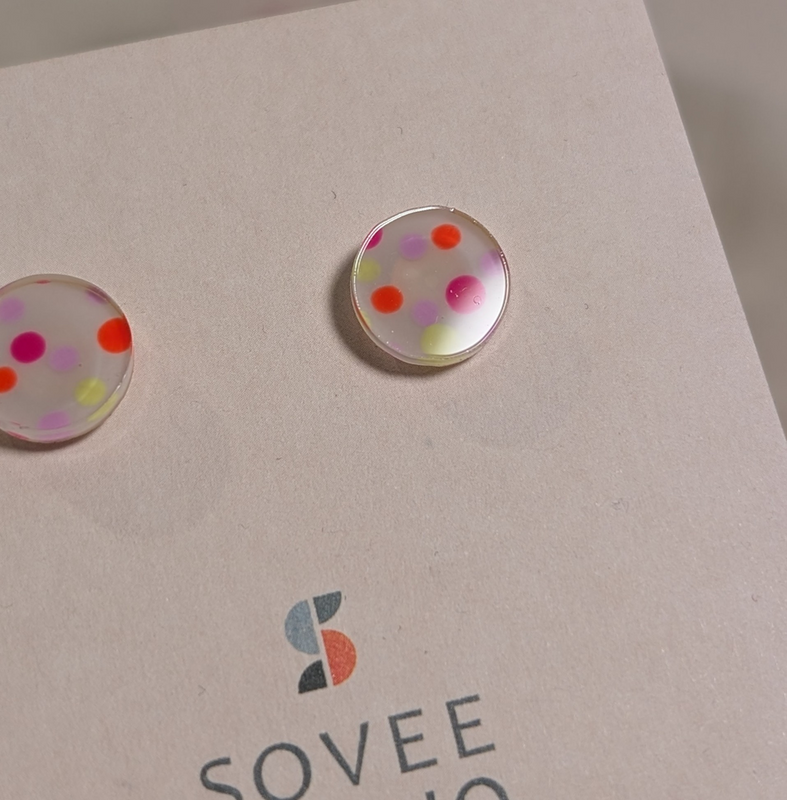 Minimalistische Sovee Studio Ohrringe aus Acryl mit bunten Neon-Konfetti-Punkten, 12 mm Durchmesser