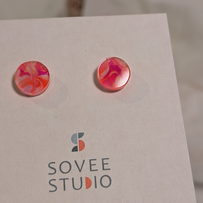 Sovee Studio Acryl-Ohrstecker 12 mm mit leuchtendem Neon-Farbverlauf in Pink, Orange und Gelb