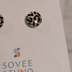 Sovee Studio Acryl-Ohrstecker 12 mm mit Leopard-Muster (Animal Print) in Beige und Schwarz