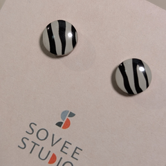 Moderne Sovee Studio Ohrringe aus Acryl mit Zebra-Streifen-Design, 12 mm Durchmesser, schwarz-weiß gestreift.