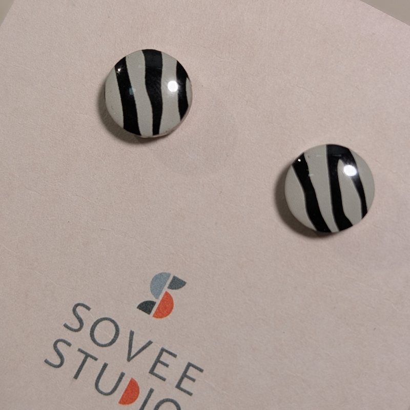 Moderne Sovee Studio Ohrringe aus Acryl mit Zebra-Streifen-Design, 12 mm Durchmesser, schwarz-weiß gestreift.